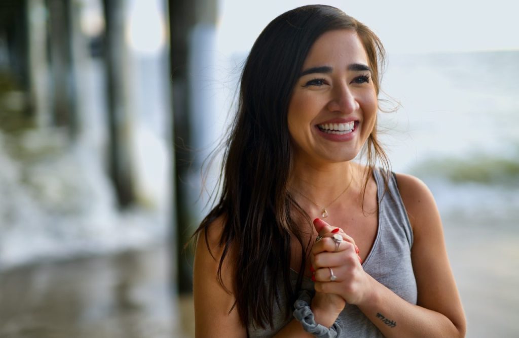 femme heureuse d'avoir trouver la protection hygiénique parfaite pour pratiquer le yoga durant ses règles et réduire ses douleurs menstruelles