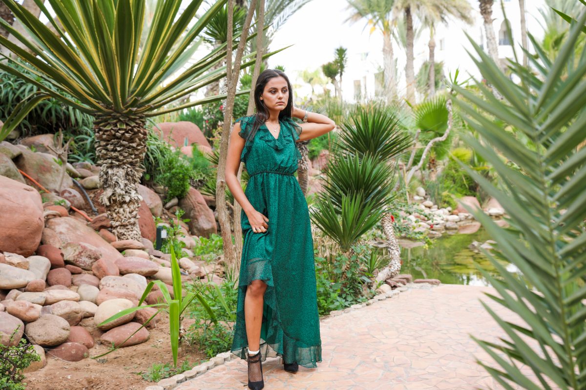Jeune femme en robe bohème chic
